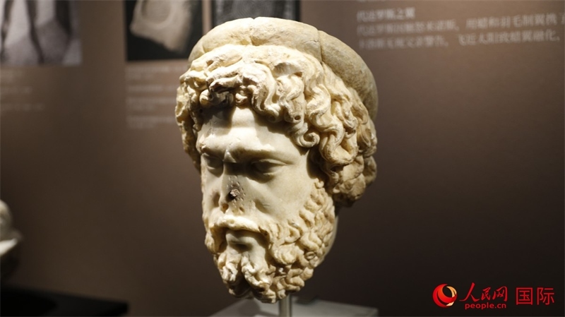 阿斯克勒庇俄斯大理石頭像。4月14日，來自希臘伊拉克利翁考古博物館的文物在故宮博物院展出。（人民網(wǎng) 張澤宇攝）