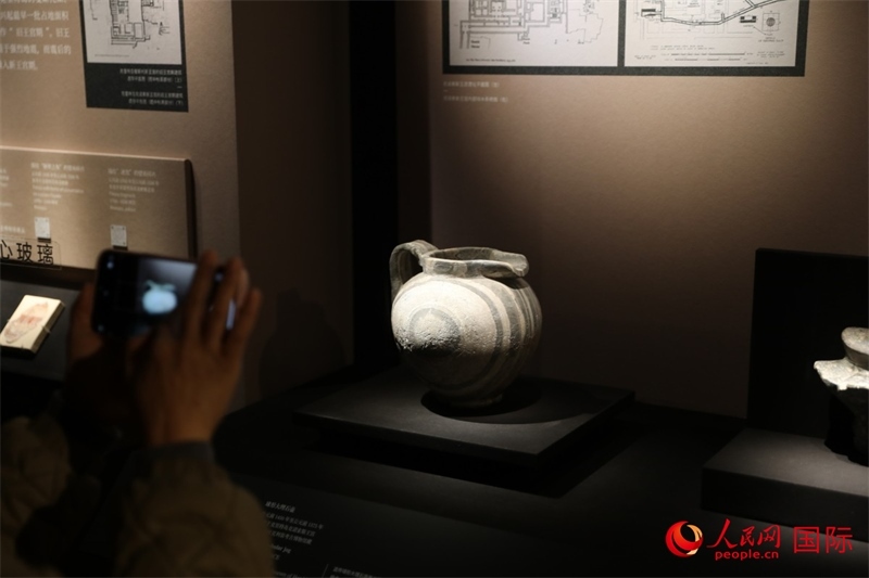 參觀者在拍攝。4月14日，來自希臘伊拉克利翁考古博物館的文物在故宮博物院展出。（人民網(wǎng) 張澤宇攝）
