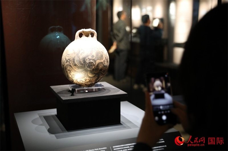 參觀者在拍攝。4月14日，來自希臘伊拉克利翁考古博物館的文物在故宮博物院展出。（人民網(wǎng) 張澤宇攝）