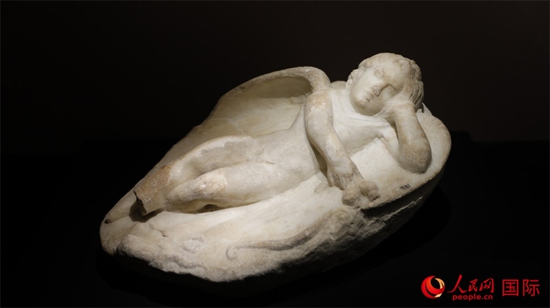 沉睡的厄洛斯大理石浮雕。4月14日，來自希臘伊拉克利翁考古博物館的文物在故宮博物院展出。（人民網(wǎng) 張澤宇攝）