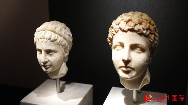 兄弟大理石頭像。4月14日，來自希臘伊拉克利翁考古博物館的文物在故宮博物院展出。（人民網(wǎng) 張澤宇攝）