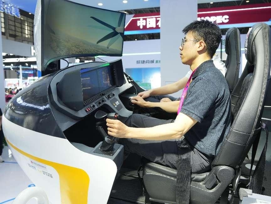 記者體驗低空經(jīng)濟的應用消費場景。人民網(wǎng)記者 張力洋攝