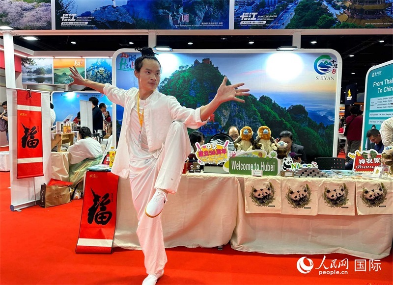 中國(guó)武當(dāng)功夫走進(jìn)東南亞，以精湛的武藝和飄逸的身姿詮釋中國(guó)武術(shù)的精髓。人民網(wǎng)記者 簡(jiǎn)承淵攝