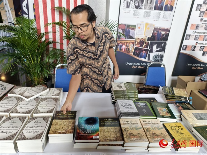 2025文明對話國際會(huì)議相關(guān)專家書籍售賣處 人民網(wǎng)褚君攝