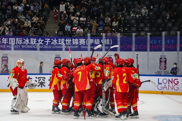 中國(guó)隊(duì)球員慶祝勝利。圖片來(lái)源：中國(guó)冰球協(xié)會(huì)