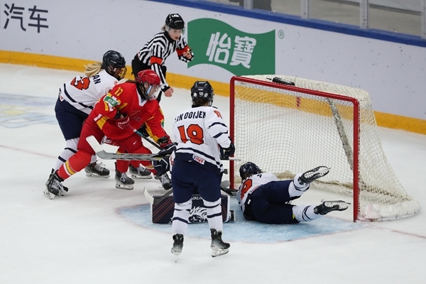 中國(guó)隊(duì)球員曲樂(lè)(左二)破門(mén)得分。圖片來(lái)源：中國(guó)冰球協(xié)會(huì) 此役中國(guó)隊(duì)首發(fā)陣容是詹佳慧、于柏巍、孔明會(huì)、趙啟男、曲樂(lè)、方新。比賽進(jìn)行至2分43秒，荷蘭隊(duì)率先取得進(jìn)球，1:0領(lǐng)先。失球后的中國(guó)隊(duì)打得更加積極主動(dòng)，多次獲得射門(mén)機(jī)會(huì)，但可惜沒(méi)有破門(mén)得分。 第二節(jié)39分34秒，中國(guó)隊(duì)曲樂(lè)在王佳欣和孔明會(huì)的助攻下破門(mén)，將比分扳平，這也是中國(guó)隊(duì)在本屆賽事中取得的首個(gè)進(jìn)球。 末節(jié)43分42秒，荷蘭隊(duì)球員勾人犯規(guī)，被判罰任意球。中國(guó)隊(duì)張夢(mèng)瑩執(zhí)行并打進(jìn)，2:1反超比分。最后階段，荷蘭隊(duì)撤下守門(mén)員，場(chǎng)上6人進(jìn)攻但未能進(jìn)球。最終，中國(guó)隊(duì)以2:1逆轉(zhuǎn)戰(zhàn)勝對(duì)手，取得本屆世錦賽首場(chǎng)勝利。 在昨日進(jìn)行的另外兩場(chǎng)比賽中，奧地利隊(duì)3:2力克斯洛伐克隊(duì)，法國(guó)隊(duì)2:1戰(zhàn)勝丹麥隊(duì)。三輪比賽過(guò)后，奧地利隊(duì)三戰(zhàn)全勝領(lǐng)跑積分榜，斯洛伐克隊(duì)和法國(guó)隊(duì)2勝1負(fù)分列二、三位，丹麥隊(duì)和中國(guó)隊(duì)1勝2負(fù)排在四至五位，荷蘭隊(duì)三戰(zhàn)皆負(fù)積分墊底。