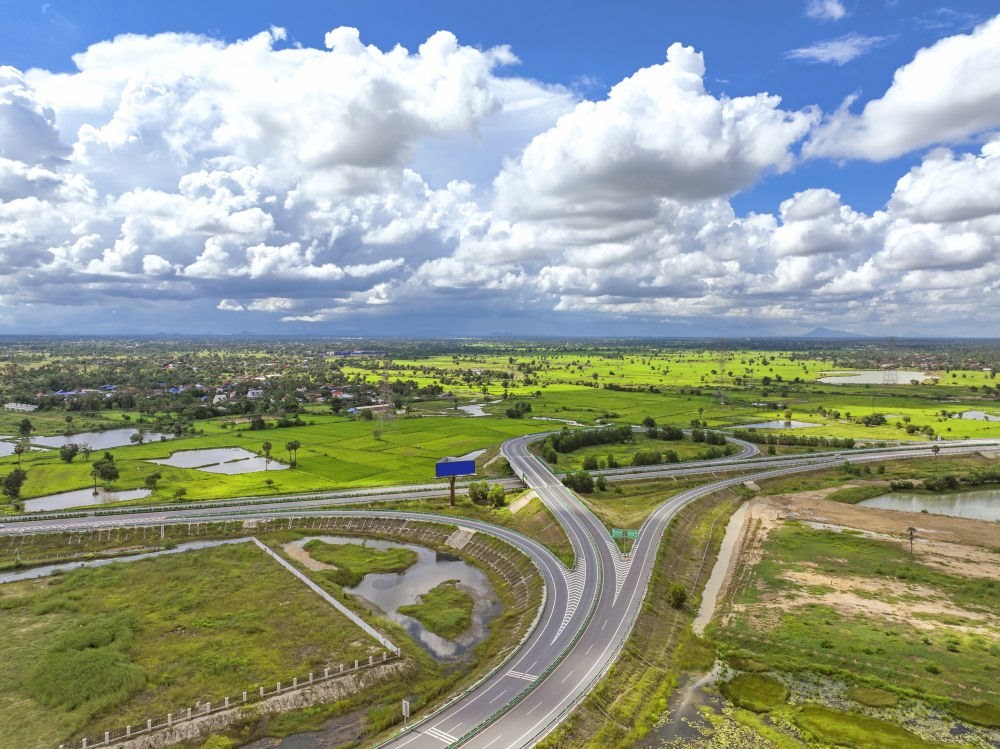 2024年9月25日在柬埔寨磅士卑省拍攝的金港高速公路（無人機(jī)照片）。連接柬埔寨首都金邊和最大深水海港西哈努克港的金港高速公路，是中柬共建“一帶一路”標(biāo)志性項目。