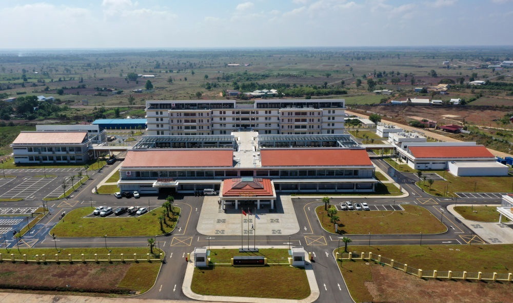 2022年2月17日在柬埔寨特本克蒙省新區(qū)拍攝的中國援柬埔寨特本克蒙省醫(yī)院。