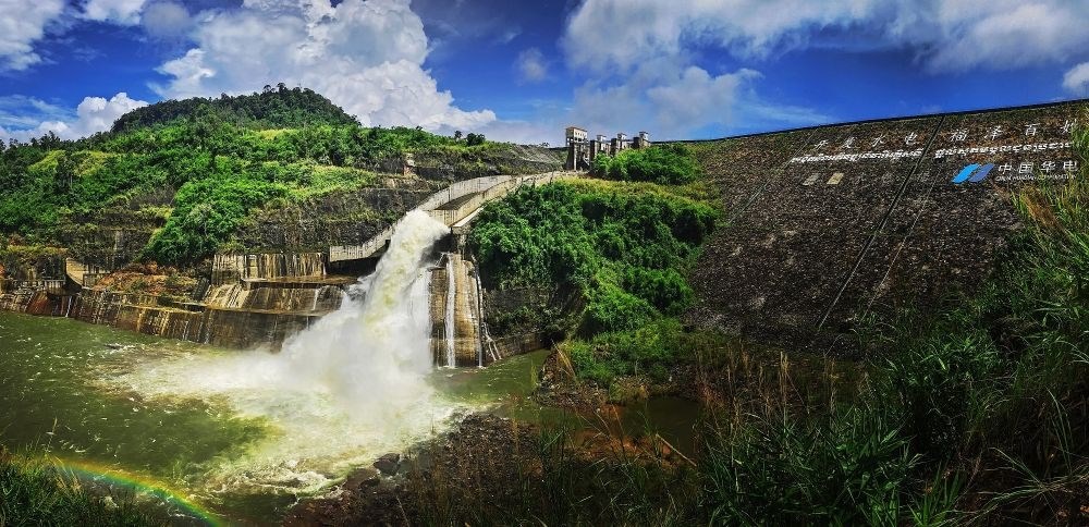 2018年6月22日在柬埔寨戈公省拍攝的中國援柬額勒賽水電站上大壩。