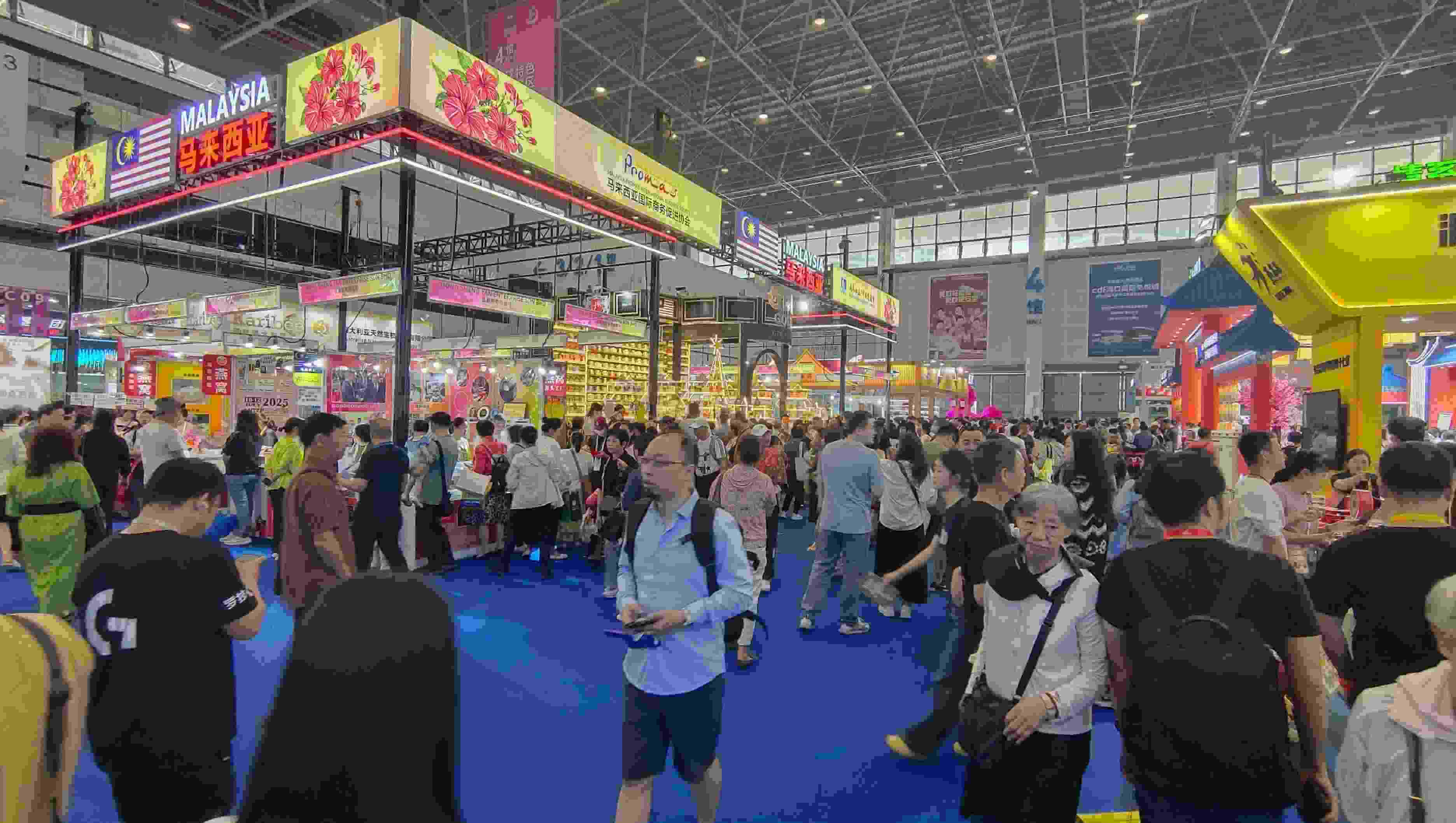 消博會迎來公眾開放日，眾多市民、客商來到展館參觀、購物。人民網(wǎng)記者 李彤?dāng)z