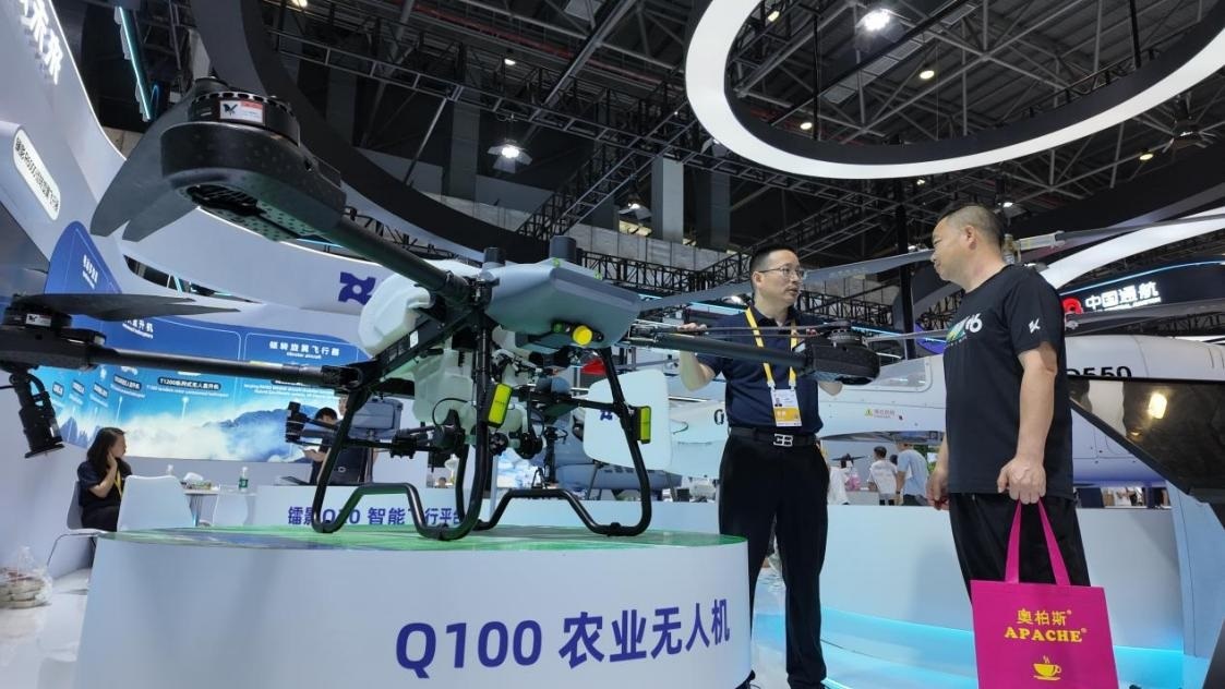 低空經(jīng)濟展區(qū)展出的農(nóng)業(yè)無人機裝備。人民網(wǎng) 歐陽易佳攝