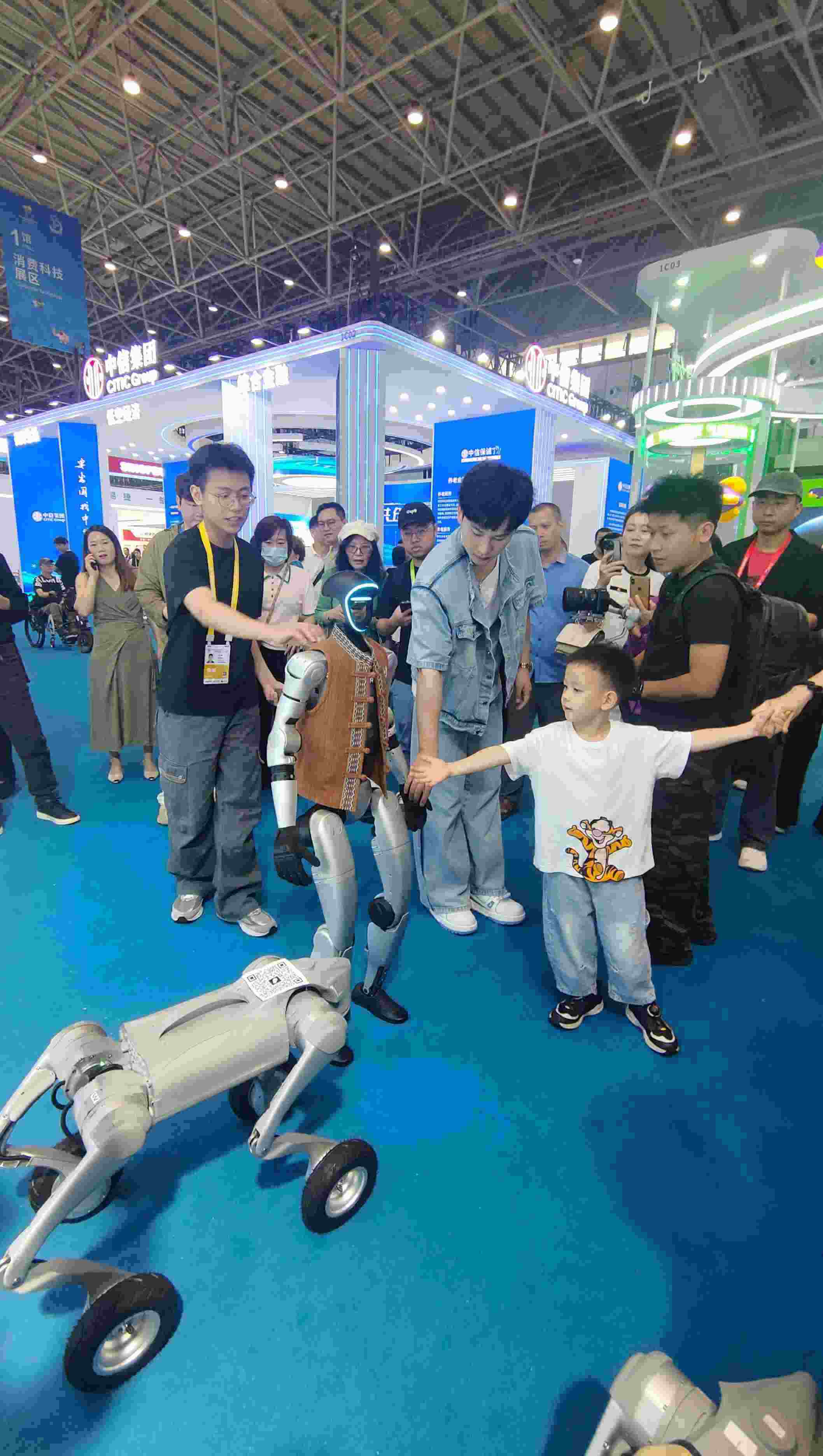 消博會現(xiàn)場，機器人等科技消費產(chǎn)品吸引觀展者駐足。人民網(wǎng)記者 李彤?dāng)z
