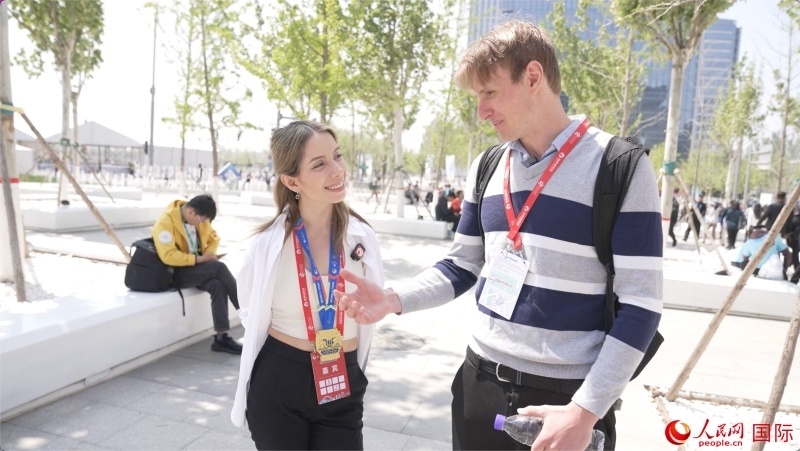 墨西哥的參賽選手阿蘭薩蘇?巴燕（左）與瑞士選手喬文韜。人民網(wǎng)記者 袁蒙攝