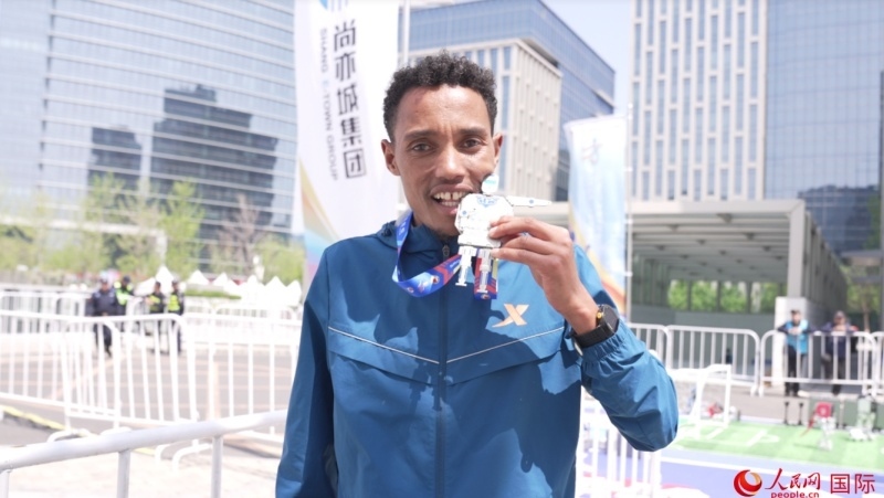 埃塞俄比亞選手圖魯·亞雷德·德梅克獲得本次大賽男子組亞軍。人民網(wǎng)記者 袁蒙攝