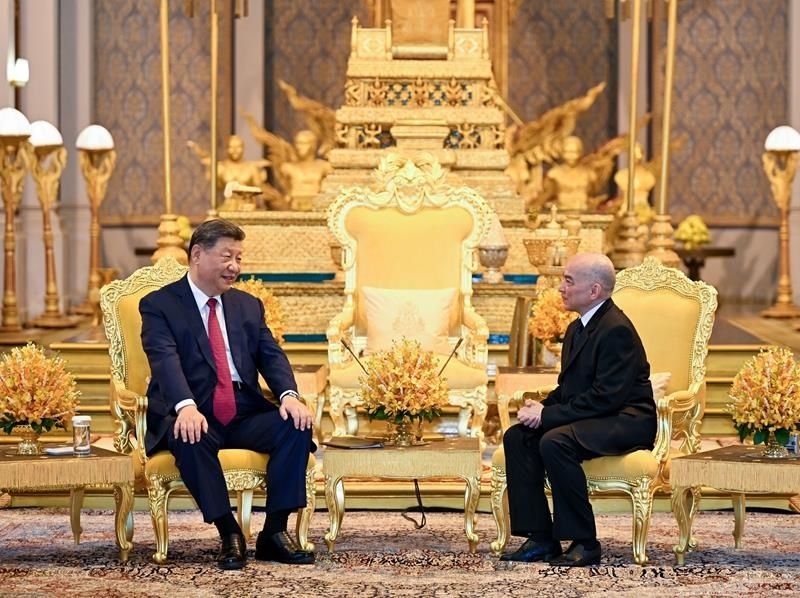 4月17日，柬埔寨國王西哈莫尼同習(xí)近平主席在金邊王宮舉行會見。