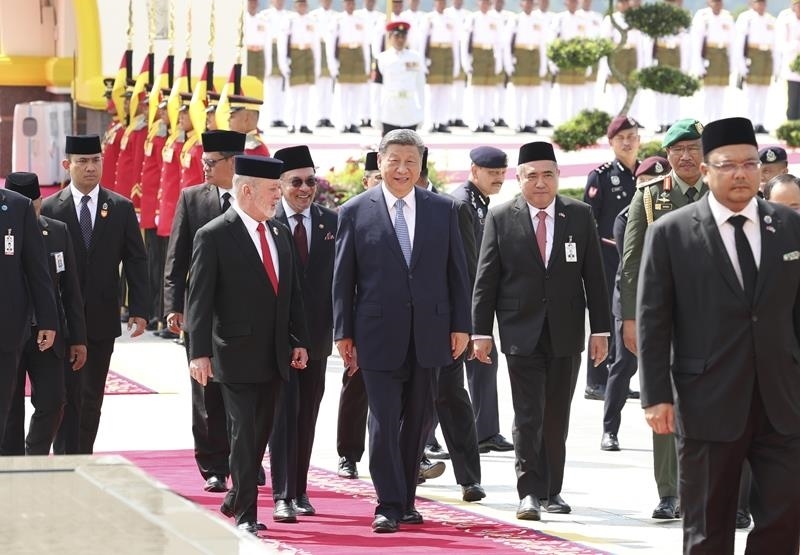 4月16日，馬來西亞最高元首易卜拉欣在馬來西亞國家王宮廣場為習(xí)近平主席舉行隆重歡迎儀式。