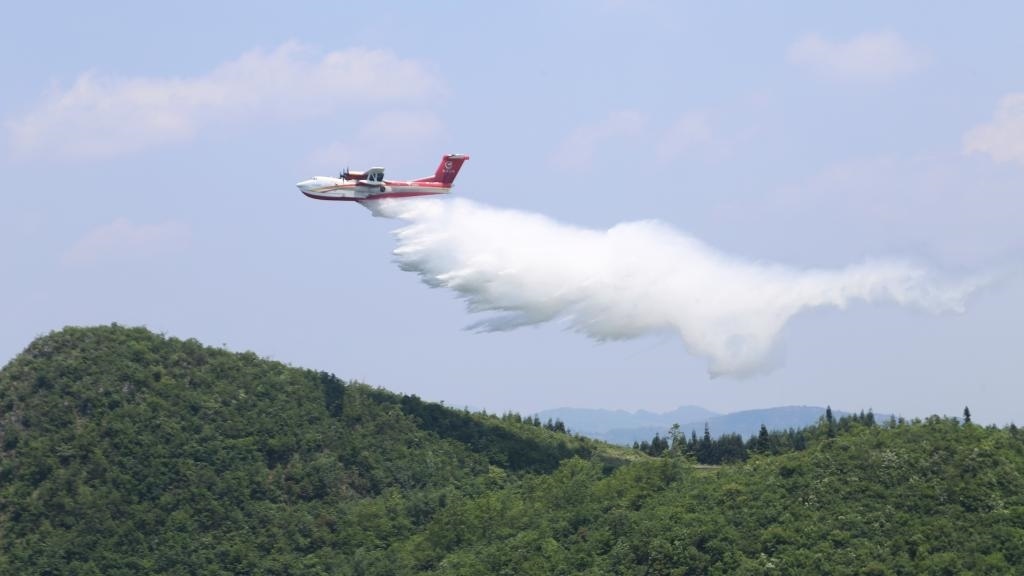 AG600飛機(jī)在四川西昌開(kāi)展典型滅火場(chǎng)景驗(yàn)證試飛科目（2023年6月攝）。新華社發(fā)（中國(guó)航空工業(yè)集團(tuán)供圖）