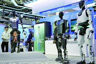 3月27日，在中關(guān)村展示中心常設(shè)展上，人形機器人“天工”向參觀者招手示意。新華社記者 鞠煥宗攝