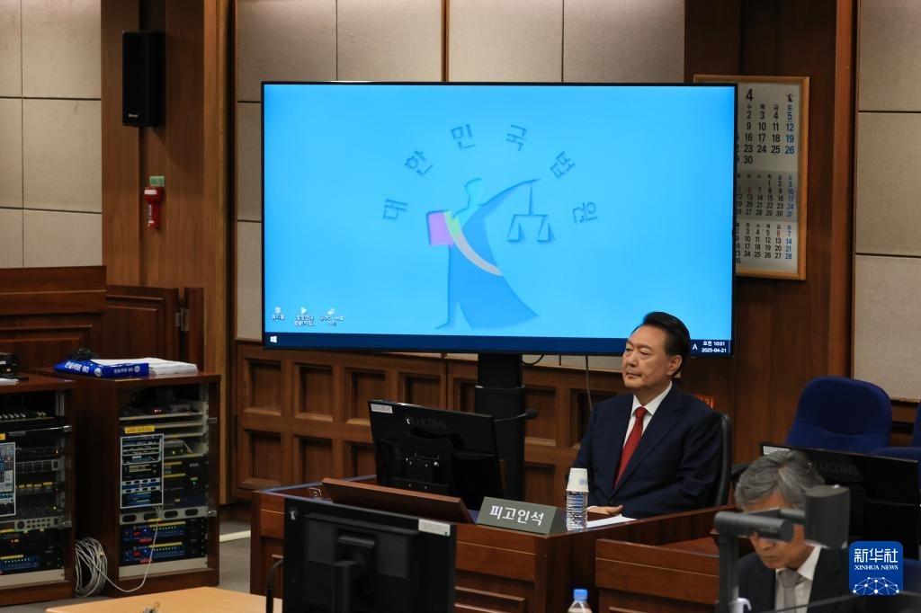 4月21日，尹錫悅在韓國(guó)首爾中央地方法院出席庭審。新華社/紐西斯通訊社