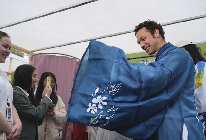 外國(guó)青年試穿漢服。中外語(yǔ)言交流合作中心供圖