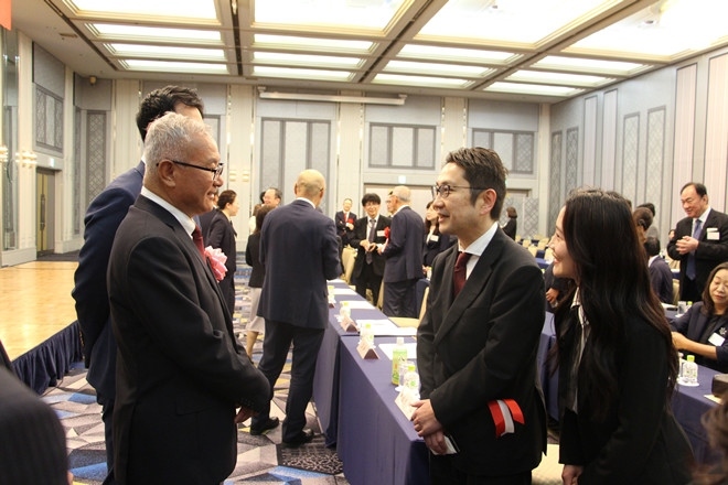 與會嘉賓熱切交流。中國駐福岡總領(lǐng)館供圖