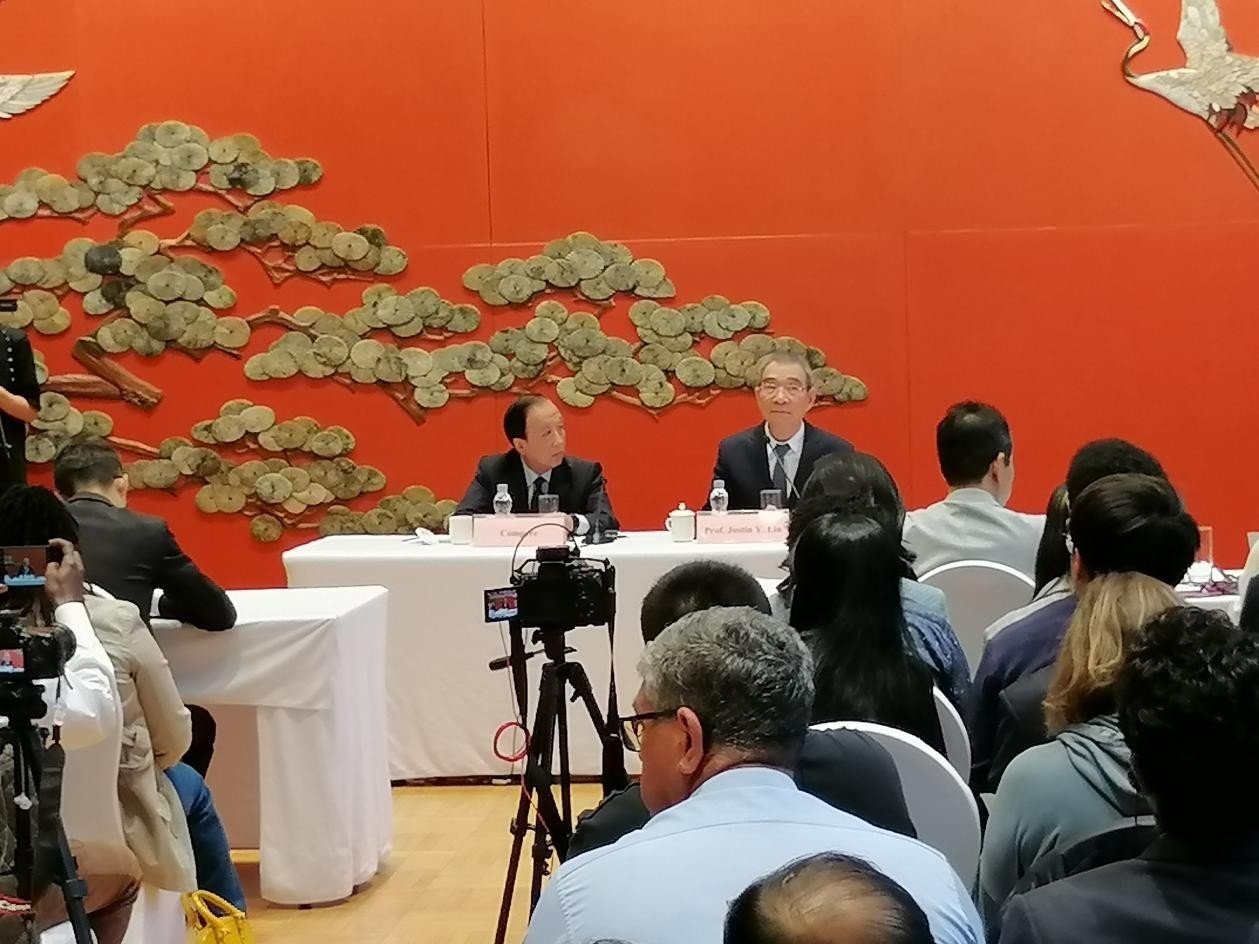 圖為21日舉行的“臨甲7號沙龍”，林毅夫（右一）在回答中外媒體記者的提問。 人民網(wǎng)記者 李瀟攝