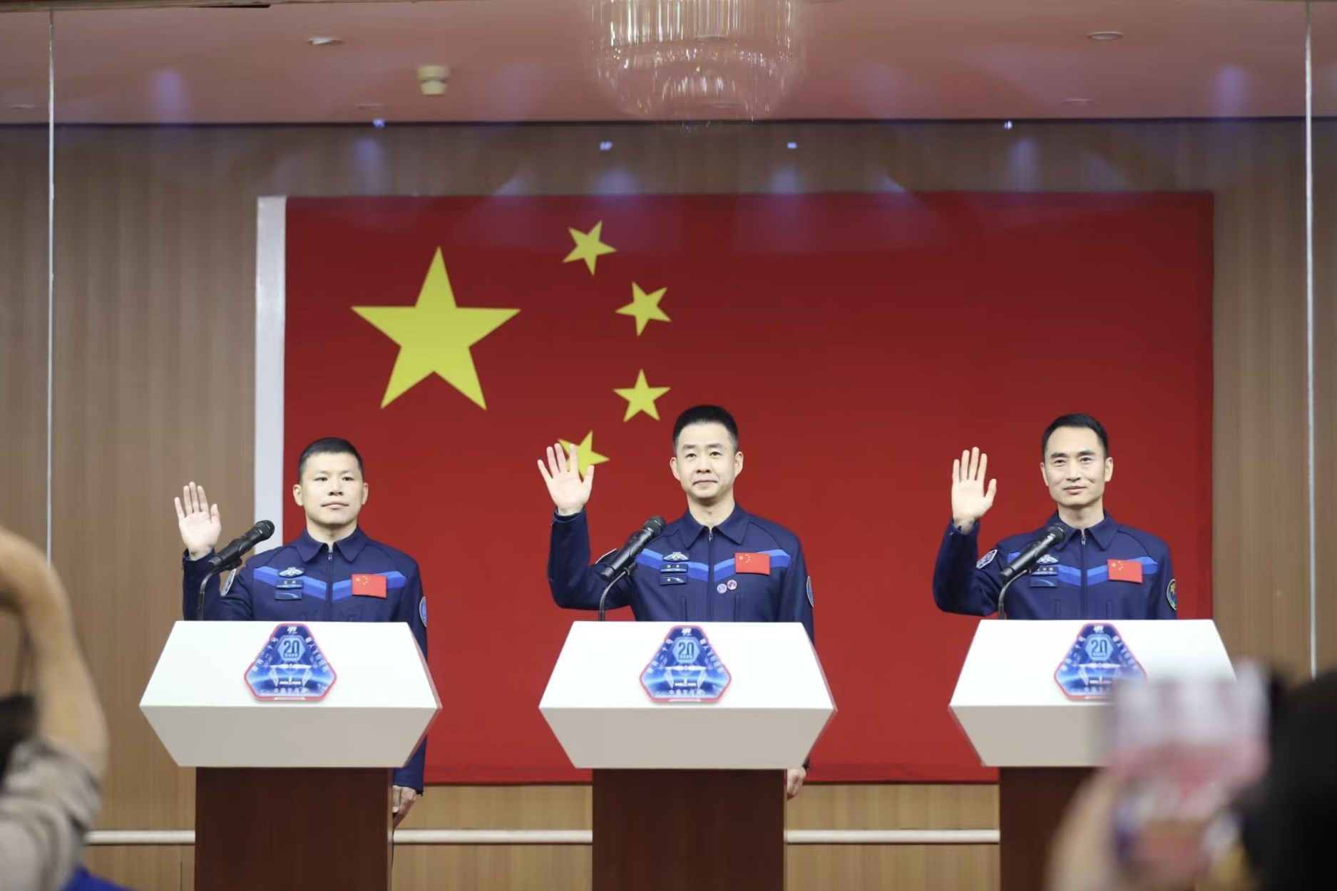 4月23日，神舟二十號(hào)航天員乘組在酒泉衛(wèi)星發(fā)射中心問(wèn)天閣與中外媒體記者集體見(jiàn)面。人民網(wǎng)記者 黃帆攝