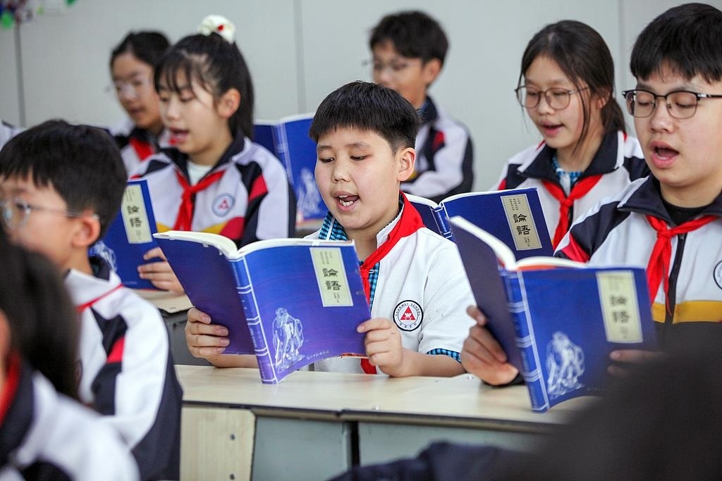 △2025年4月21日，河南焦作，學(xué)生們?cè)谡b讀《論語》。