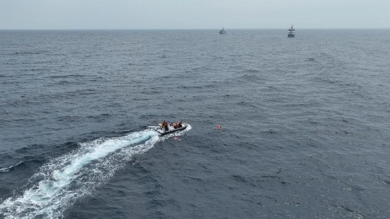 4月23日，中越海警開展海上聯(lián)合搜救演練，模擬營救落水人員。（中國海警供圖）