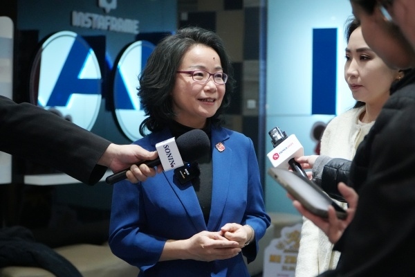 沈敏娟大使接受中蒙主流媒體采訪。中國駐蒙古國使館供圖