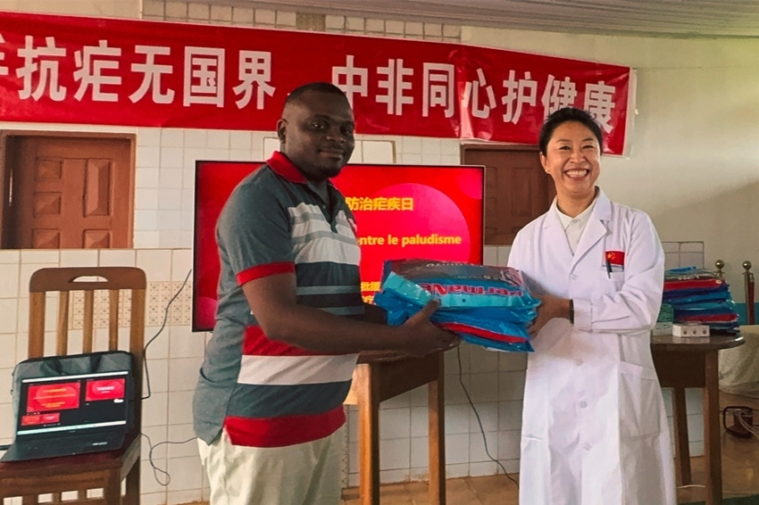 【3】贈(zèng)送抗瘧物資。中國(guó)（山西）第24批援喀麥隆姆巴爾馬尤醫(yī)療隊(duì) 供圖