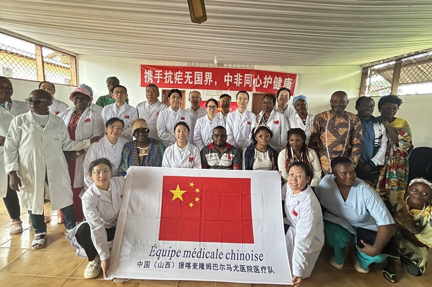 【4】圖為活動(dòng)結(jié)束后的合影。中國(guó)（山西）第24批援喀麥隆姆巴爾馬尤醫(yī)療隊(duì) 供圖