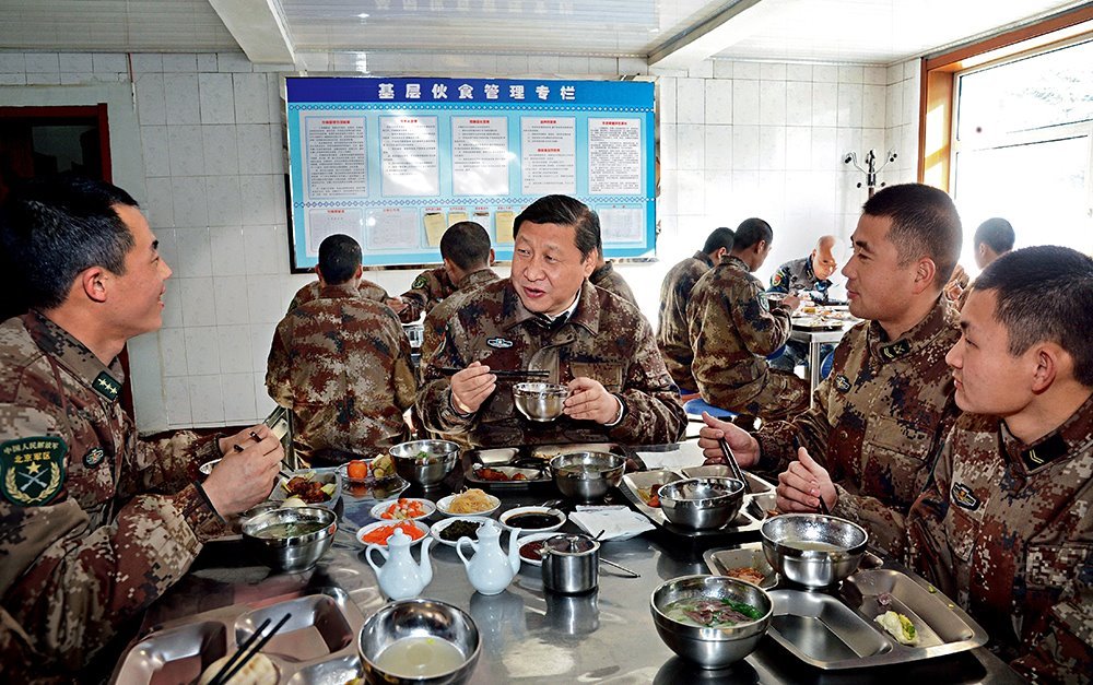 2014年1月26日，習(xí)近平主席專程來到內(nèi)蒙古軍區(qū)邊防某部，親切看望慰問戍邊官兵。這是在連隊(duì)食堂，習(xí)近平主席同戰(zhàn)士們一起用餐。