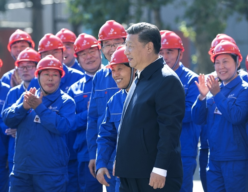 2018年9月26日，在中國一重集團，習近平總書記走到工人中間，同大家親切交流。