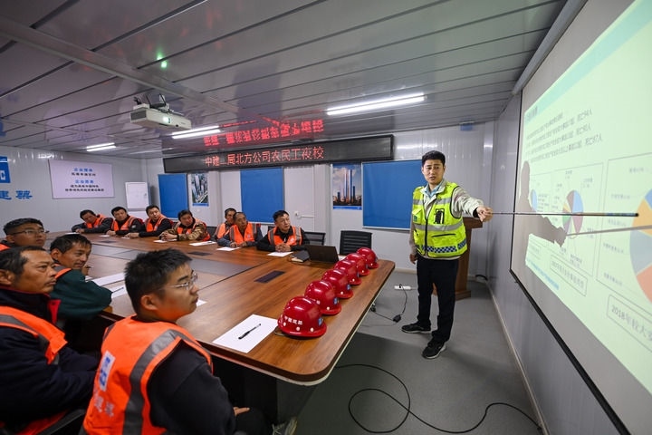 2024年11月13日，在中建二局北方公司天津項目部，工程技術人員為勞動者開展技能培訓。新華社記者 孫凡越 攝