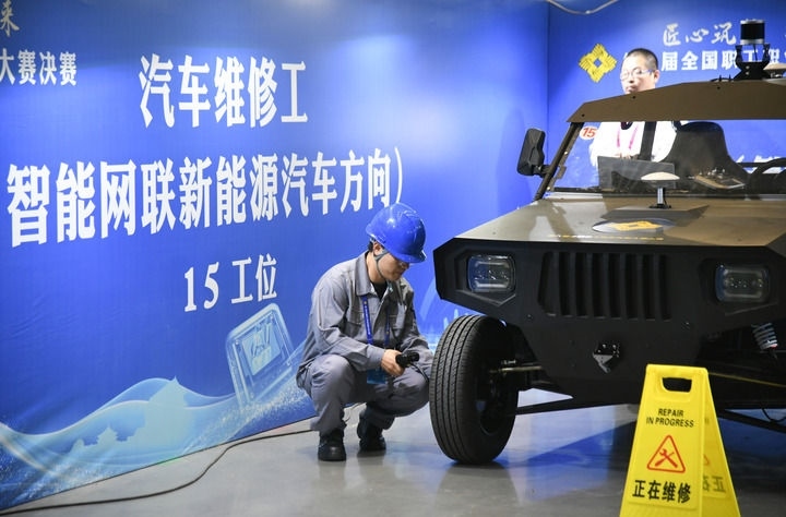 2024年9月11日，由全國總工會、人力資源和社會保障部等單位主辦的第八屆全國職工職業(yè)技能大賽決賽在陜西開幕。這是選手在位于西安國際會展中心的比賽場地參加汽車維修工（智能網(wǎng)聯(lián)新能源汽車方向）工種比賽。新華社記者 張博文 攝