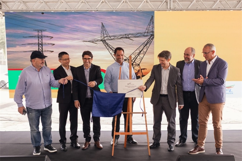 CPFL公司執(zhí)行副總裁弗拉維奧·恩里克·里貝羅（中）、CPFL輸電公司總裁李甫（左二）、南里奧格蘭德州州議員阿洛伊西奧·克拉斯曼（左一）、州長代表豪爾赫·波佐邦（右一）等出席投運儀式。 中國國家電網(wǎng)巴西電力CPFL公司供圖