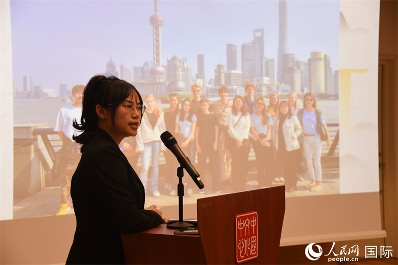 斯德哥爾摩考試中心經(jīng)理陳曦介紹“漢語水平考試”情況。人民網(wǎng)記者 殷淼攝