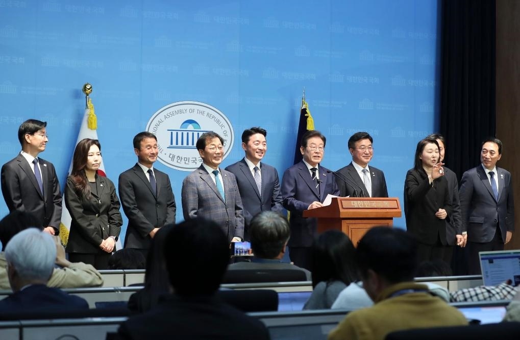 4月11日，李在明在韓國首爾舉行的新聞發(fā)布會(huì)上介紹他的總統(tǒng)競選團(tuán)隊(duì)。新華社記者姚琪琳攝