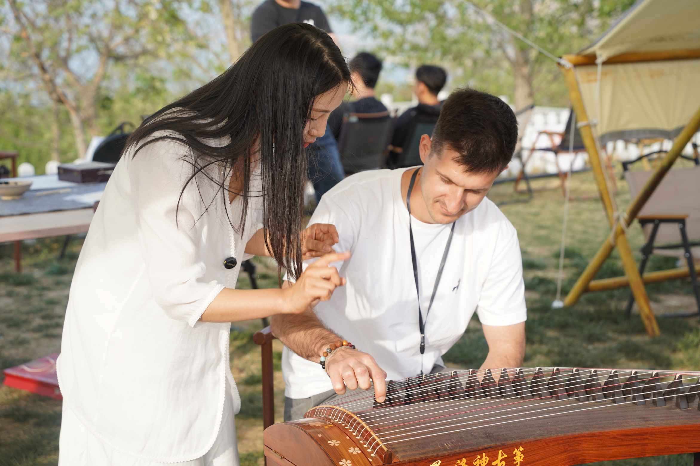 外媒體記者古箏體驗。主辦方供圖