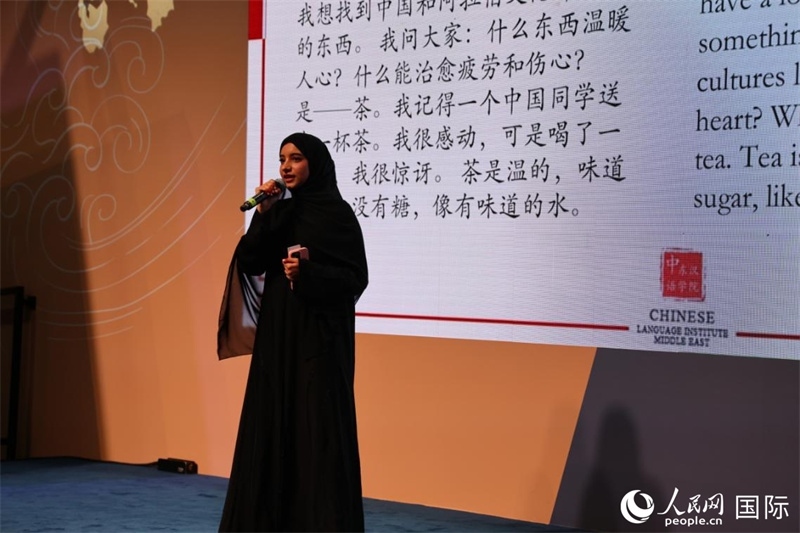 第四屆“阿聯(lián)酋眼中的中國”中文比賽上，一位阿聯(lián)酋漢語學(xué)習(xí)者與觀眾分享對中國茶文化的思考。人民網(wǎng)記者 張志文攝