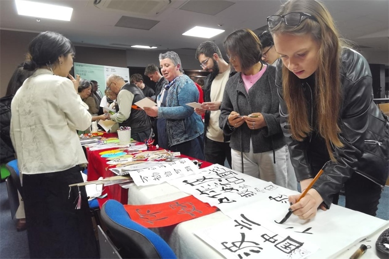 現(xiàn)場(chǎng)來賓體驗(yàn)中國(guó)傳統(tǒng)文化。中國(guó)駐波蘭大使館供圖。