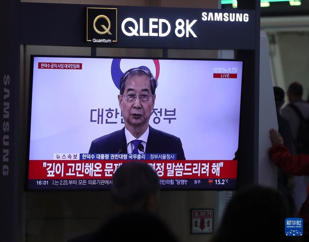 5月1日，在韓國首爾火車站，民眾觀看韓德洙辭職的新聞。新華社記者 姚琪琳 攝