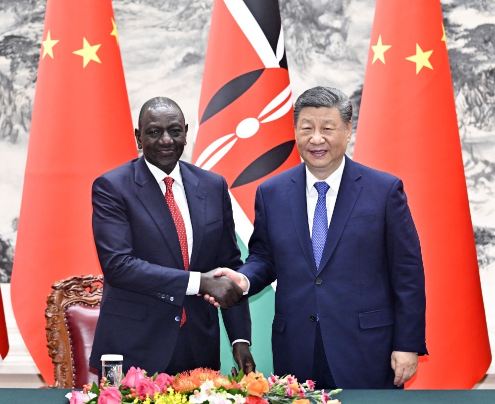 4月24日上午，國家主席習近平在北京人民大會堂同來華進行國事訪問的肯尼亞總統(tǒng)魯托舉行會談。這是習近平同魯托握手。新華社記者 岳月偉 攝