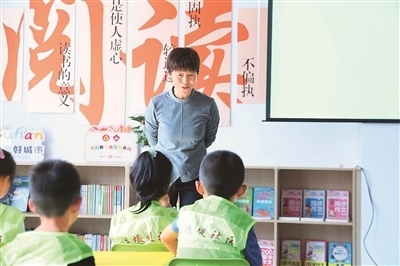 田桂月帶領(lǐng)孩子共讀繪本《點》。李澤罡攝