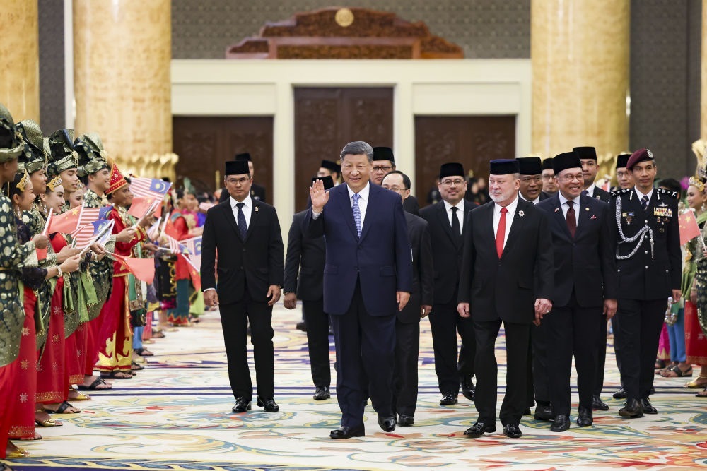 4月16日上午，馬來西亞最高元首易卜拉欣在馬來西亞國家王宮同中國國家主席習近平舉行會見。會見后，習近平出席易卜拉欣舉行的歡迎宴會。這是習近平向歡迎人群揮手致意。新華社記者 黃敬文 攝