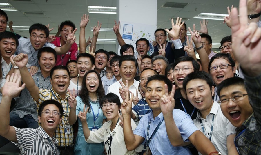 2013年8月29日，習(xí)近平總書記在東軟集團(tuán)（大連）有限公司同年輕員工親切合影。新華社記者 鞠鵬 攝