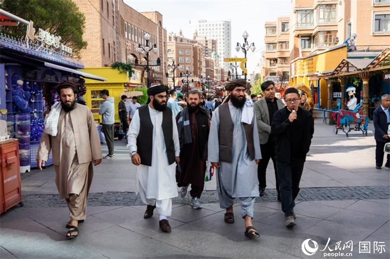 代表團在新疆國際大巴扎參觀。人民網(wǎng)記者 章凱風(fēng)攝