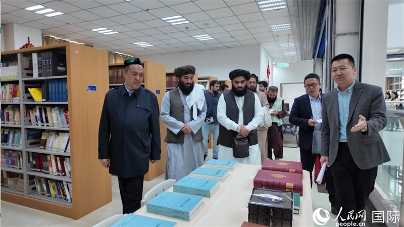 代表團在新疆伊斯蘭教經(jīng)學(xué)院圖書館參觀。人民網(wǎng)記者 章凱風(fēng)攝
