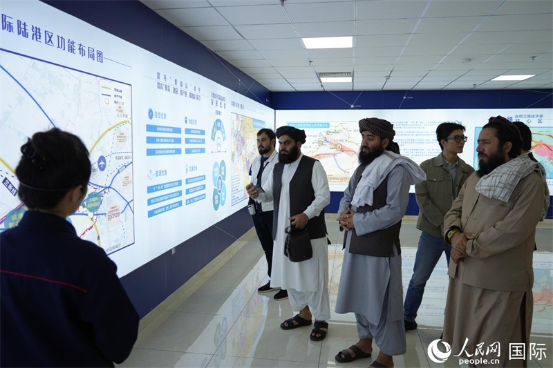 代表團在烏魯木齊國際陸港區(qū)參觀。人民網(wǎng)記者 章凱風(fēng)攝